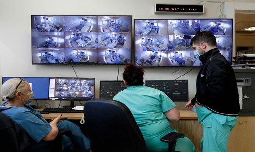 Nhân viên y tế theo dõi bệnh nhân COVID-19 qua màn hình ở Tel Aviv, Israel. Ảnh: AFP