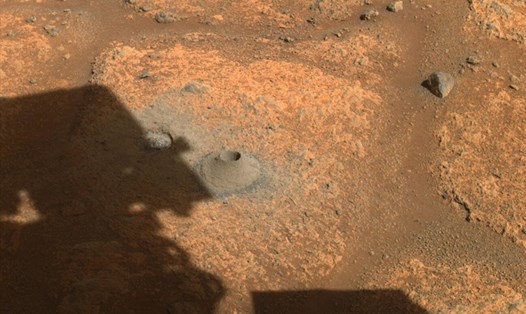 Lỗ khoan đầu tiên của tàu thám hiểm sao Hỏa Perseverance NASA ngày 6.8. Ảnh: NASA