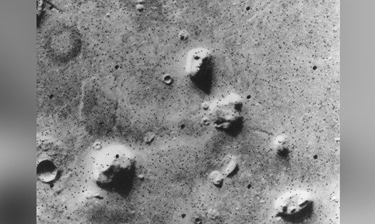 Hình mặt người bí ẩn trên sao Hỏa là một trong những tin vũ trụ nóng nhất tuần. Ảnh: NASA