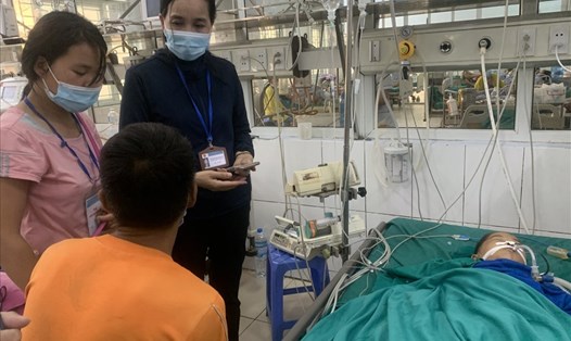 Chi cục ATVSTP tỉnh Hà Giang điều tra nguyên nhân tử vong của 2 cháu bé và thăm hỏi động viên gia đình. Ảnh: BHG