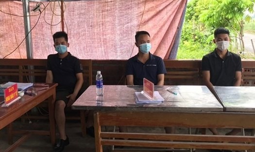 3 thanh niên thông chốt bất thành tại Chốt kiểm soát dịch bệnh cầu Bồng thuộc địa bàn thôn Cữ, xã Lê Thiện, huyện An Dương, Hải Phòng. Ảnh: LDO