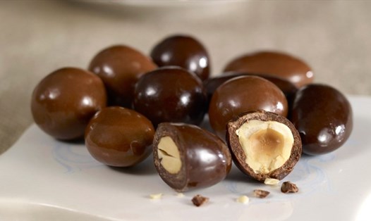 Quả hạch phủ sô cô la đen là một món ăn nhẹ ngọt ngào bổ dưỡng. Ảnh: Healthline