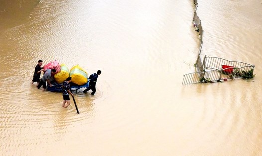 Mưa bão, lũ lụt ở Trịnh Châu, tỉnh Hà Nam, Trung Quốc. Ảnh: Xinhua