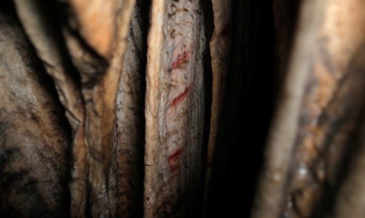Các vệt đỏ trên vách hang động thời tiền sử ở Tây Ban Nha là do người Neanderthal tạo ra. Ảnh: PNAS