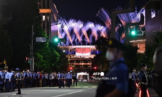 Lễ bế mạc Olympic Tokyo 2020 diễn ra trong không khí sôi động, vui tươi, bắt đầu bằng màn pháo hoa. Ảnh: AFP