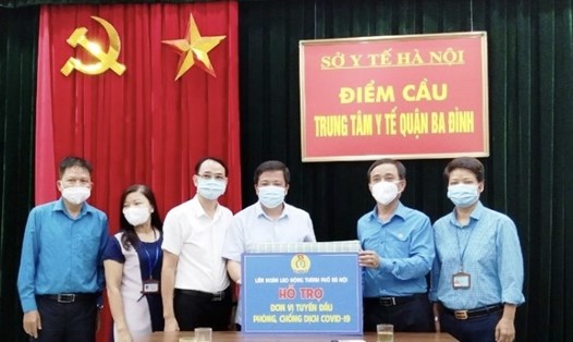 Phó Chủ tịch Liên đoàn Lao động Thành phố Hà Nội Ngô Văn Tuyến (thứ 2 từ phải sang) trao hỗ trợ tại Trung tâm Y tế quận Ba Đình. Ảnh: CĐTĐ