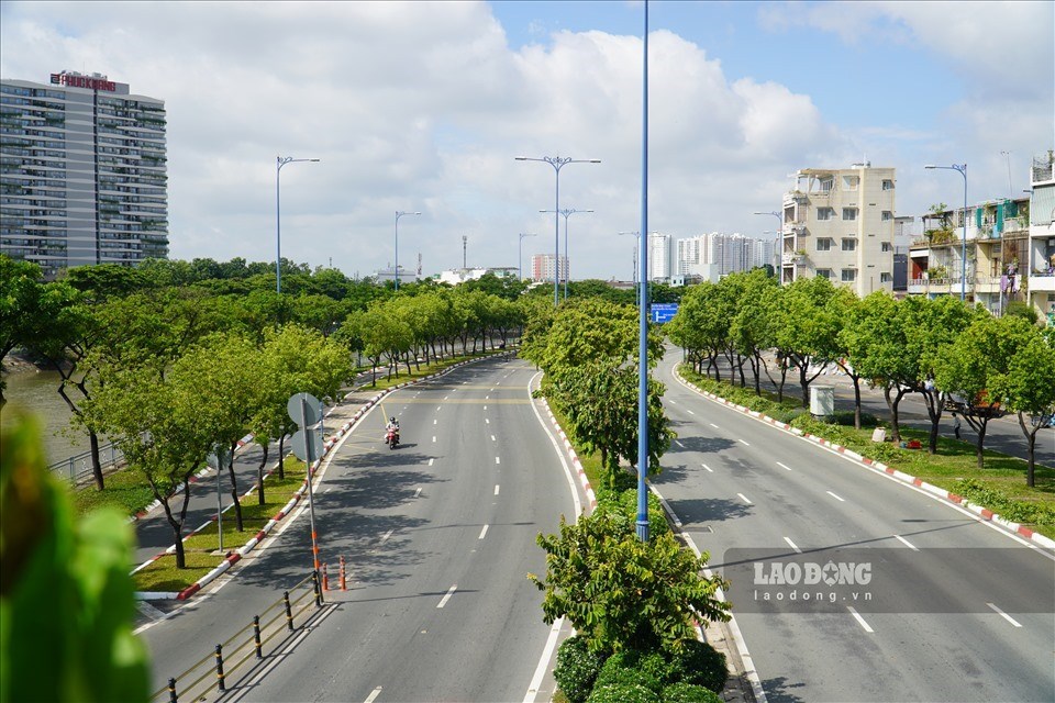 Đường phố TPHCM sau 1 tháng thực hiện Chỉ thị 16. Ảnh: Ngọc Lê. Đường phố TPHCM sau 1 tháng thực hiện Chỉ thị 16. Ảnh: Ngọc Lê.