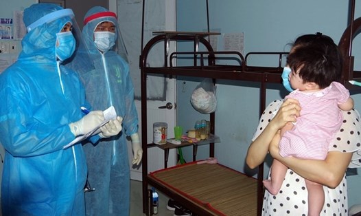 Chăm sóc trẻ em trong khu cách ly COVID-19 tại Bạc Liêu. Ảnh: Nhật Hồ