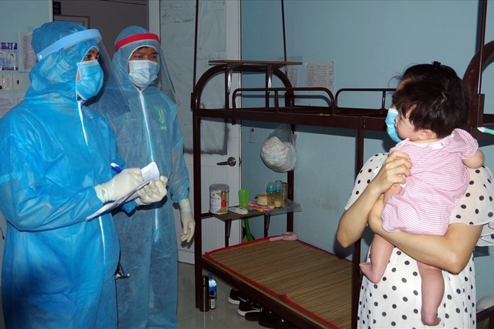 Chăm sóc trẻ em trong khu cách ly COVID-19 tại Bạc Liêu. Ảnh: Nhật Hồ Chăm sóc trẻ em trong khu cách ly COVID-19 tại Bạc Liêu. Ảnh: Nhật Hồ