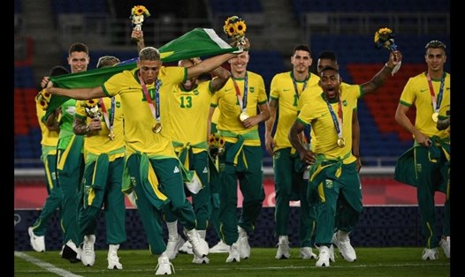 Các cầu thủ U23 Brazil không mặc trang phục của đơn vị tài trợ Peak Sport trên lễ trao giải Huy chương vàng môn bóng đá nam. Ảnh: AFP.