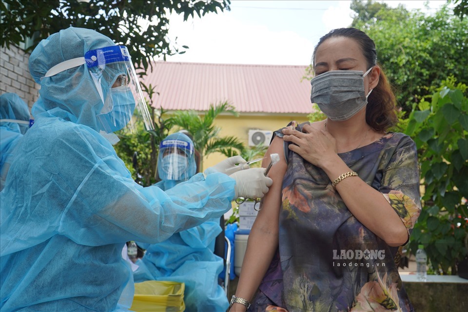 TPHCM tiêm vaccine COVID-19 cho người dân khu phong toả. Ảnh: Ngọc Lê