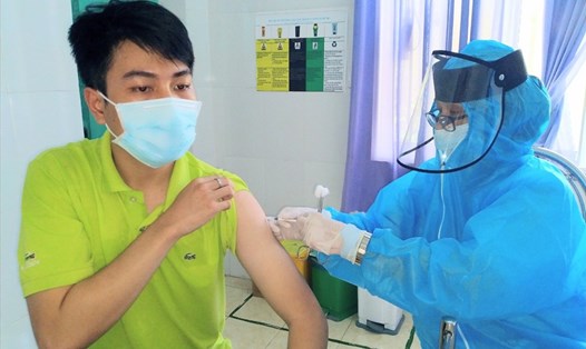 Nhân viên y tế tiêm vắc xin phòng COVID-19 cho người dân