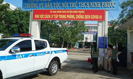 Công ty Cổ phần Nước Ninh Thuận đang cung cấp nước miễn phí cho các khu cách ly tập trung, bệnh viện dã chiến. Ảnh: Huỳnh Hải.
