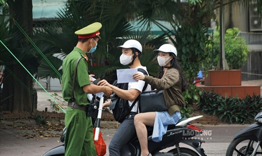 Quận Hai Bà Trưng siết quy định giấy đi đường trong thời gian giãn cách thành phố Hà Nội. Ảnh: TG
