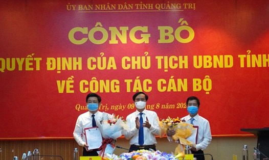 Ông Ngô Quang Chiến (trái ảnh) và ông Lê Tiến Dũng (phải ảnh) nhận quyết định bổ nhiệm của Chủ tịch UBND tỉnh Quảng Trị. Ảnh: Hưng Thơ.