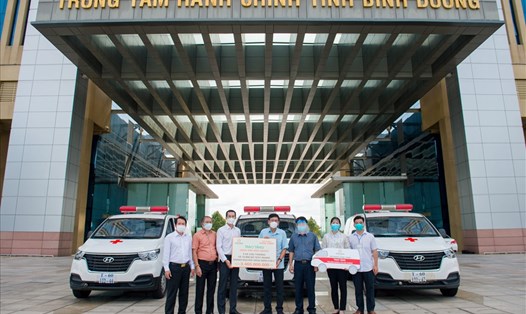 Ông Cao Minh Hiếu, Thành viên HĐQT Tập đoàn Hưng Thịnh, 
kiêm Phó TGĐ Hưng Thịnh Land trao tặng tỉnh Bình Dương 3 xe cứu thương 
và 10.000 bộ kit xét nghiệm nhanh SARS-CoV-2 hỗ trợ phòng, chống dịch Covid-19