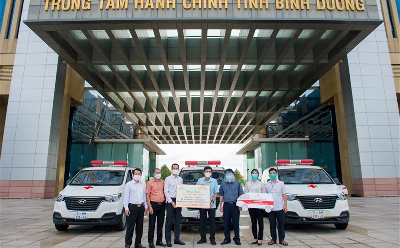 Ông Cao Minh Hiếu, Thành viên HĐQT Tập đoàn Hưng Thịnh, 
kiêm Phó TGĐ Hưng Thịnh Land trao tặng tỉnh Bình Dương 3 xe cứu thương 
và 10.000 bộ kit xét nghiệm nhanh SARS-CoV-2 hỗ trợ phòng, chống dịch Covid-19