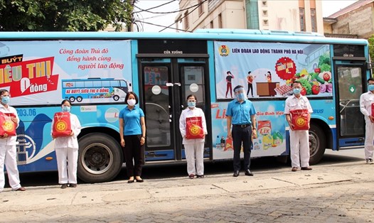 Liên đoàn Lao động Thành phố Hà Nội tổ chức Chương trình "Xe buýt siêu thị 0 đồng" trao hỗ trợ công nhân lao động khó khăn bị ảnh hưởng dịch bệnh. Ảnh: Ngọc Ánh