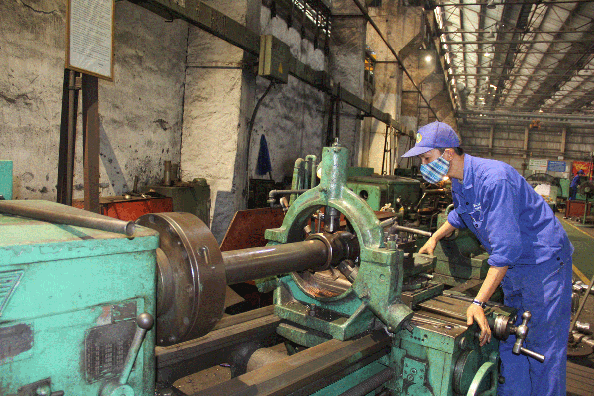 Trong 6 tháng đầu năm, Công ty CP Chế tạo máy đã chế tạo 4.149 cột chống thủy lực các loại, đạt 69% KHN. Ảnh: TKV