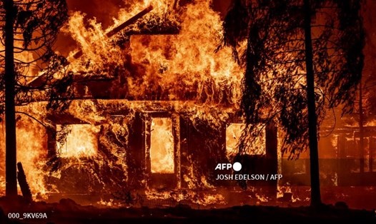 Đám cháy Dixie quét qua một khu dân cư ở hạt Plumas, tiểu bang California, Mỹ. Ảnh: AFP