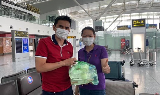 Huấn luyện viên Kiatisak được hỗ trợ tìm đồ ăn tại sân bay Nội Bài. Ảnh: FBNV