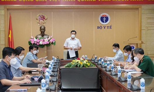 Thứ trưởng Bộ Y tế Đỗ Xuân Tuyên chủ trì cuộc họp. Ảnh: Bộ Y tế