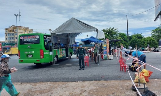 Xe bus Hà Tĩnh từng được sử dụng làm nơi trú mưa của chốt trực chống dịch Hà Tĩnh. Ảnh: Trần Tuấn.