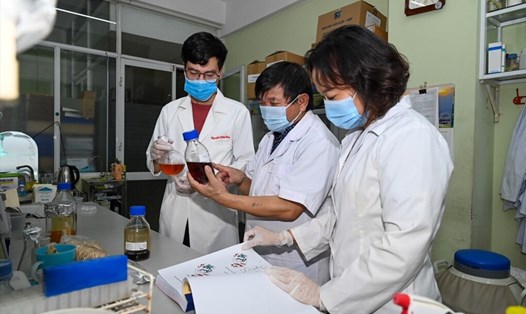 PGS.TS Lê Quang Huấn (giữa) cùng các cộng sự nghiên cứu thuốc Vipdervir. Ảnh: NVCC.