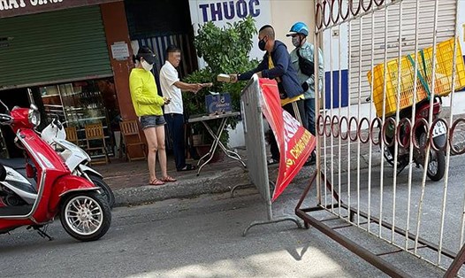Ông Nguyễn Bách Lợi (áo trắng) không đeo khẩu trang ở chốt kiểm dịch trên địa bàn phường Tân Mai. Hình ảnh được người dân ghi lại vào chiều ngày 7.8 Ảnh: Thành Trung