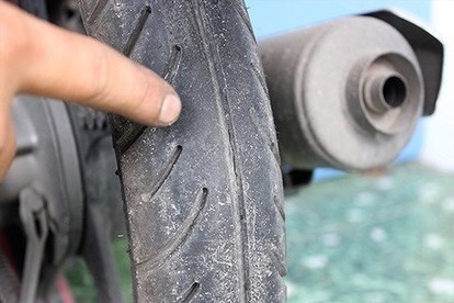 Lốp xe máy bị phồng và những kiến thức cần nắm vững