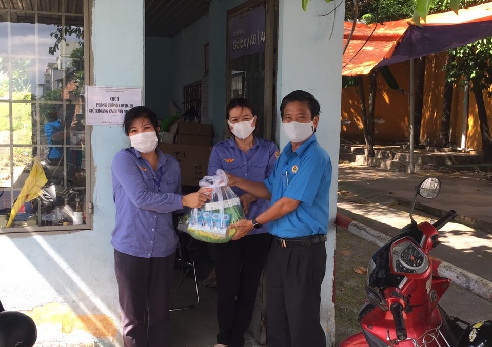 Công ty cổ phần đường sắt Sài Gòn thăm, tặng quà người lao động làm việc “3 tại chỗ”. Ảnh: CĐN