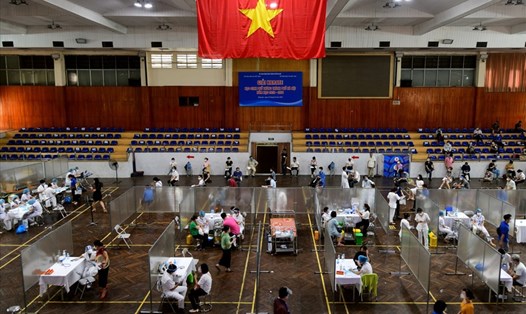 Tiêm vaccine COVID-19 cho người dân Việt Nam tại Hà Nội ngày 2.8.2021. Ảnh: AFP