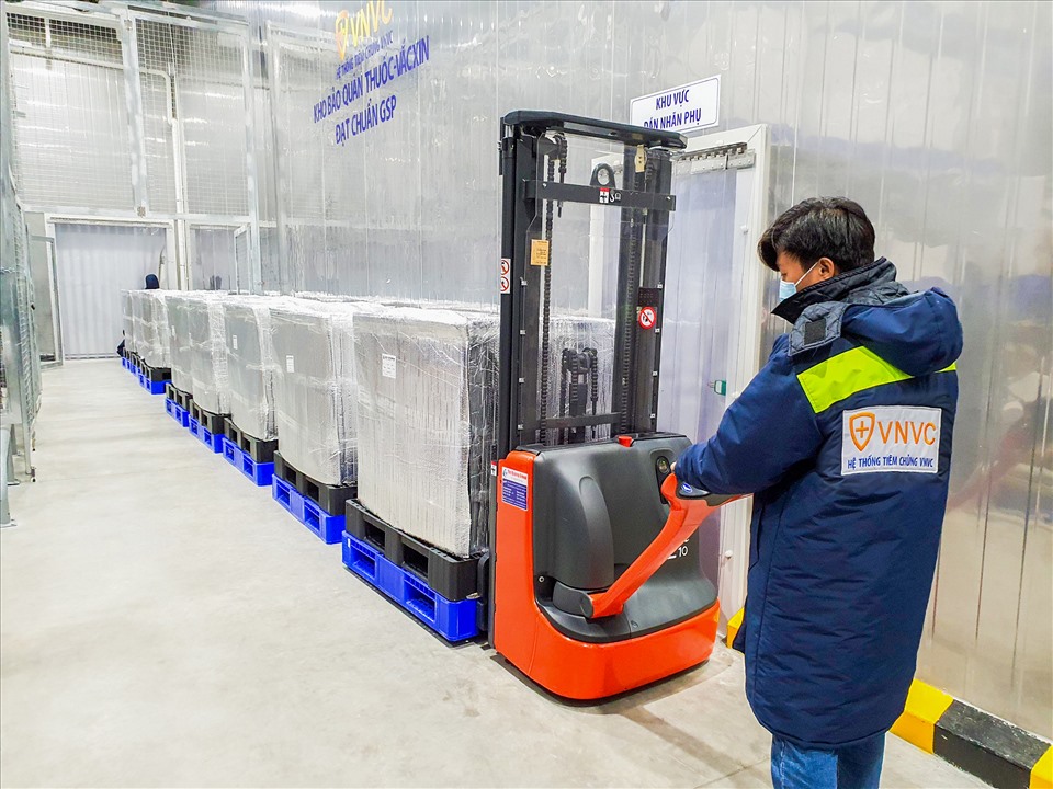 Thêm hơn 2 triệu liều vaccine COVID-19 của AstraZeneca về đến Việt Nam. Ảnh: VNVC.