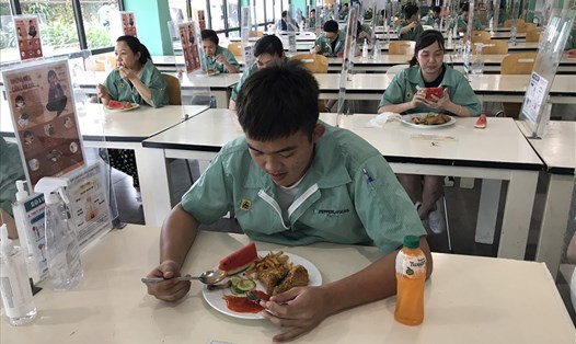 Công nhân Công ty Pepperl+ Fuchs Việt Nam thực hiện "3 tại chỗ" trong giờ ăn trưa. Ảnh: Đức Long