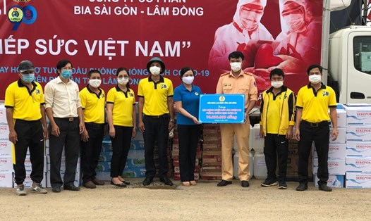 Đồng chí Phạm Thị Lệ Dung, Phó Chủ tịch LĐLĐ tỉnh Lâm Đồng thăm và tặng quà động viên lực lượng tuyến đầu chống dịch COVID-19. Ảnh Đức Thiệm