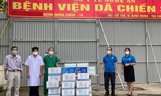 Công đoàn ngành Y tế tỉnh Nghệ An tặng quà cho Bệnh viện dã chiến số 3. Ảnh: HĐ