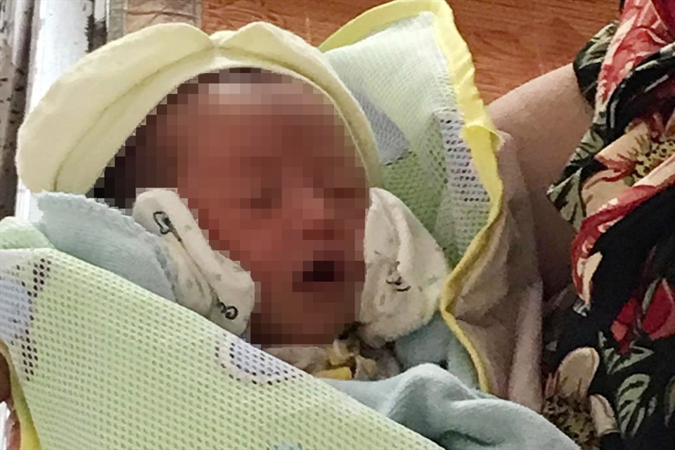 Bé gái bị bỏ rơi đã được đưa về chăm sóc tại Trạm Y tế xã Thạch Kim. Ảnh: TT.