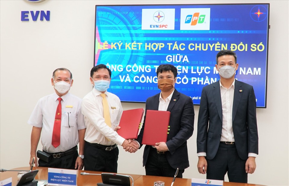 Lãnh đạo EVNSPC ký kết hợp tác với Tập đoàn FPT về chuyển đổi số. Ảnh: EVNSPC cung cấp.