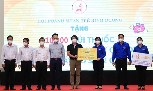 Hội Doanh nhân trẻ Việt Nam đã trao tặng tỉnh Bình Dương 2.000 túi thuốc điều trị tại nhà cho bệnh nhân F0.