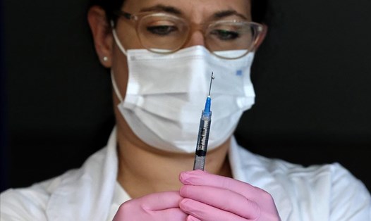 Y tá chuẩn bị liều vaccine COVID-19. Ảnh: AFP