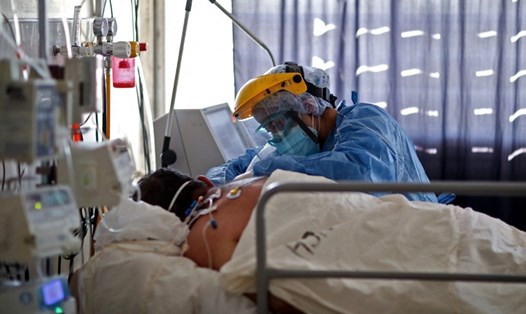 Nhân viên y tế điều trị cho bệnh nhân COVID-19. Ảnh: AFP