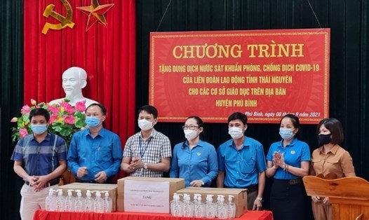 Lãnh đạo LĐLĐ tỉnh Thái Nguyên trao nước sát khuẩn phòng chống dịch COVID-19 tới các cơ sở giáo dục. Ảnh: LĐCC
