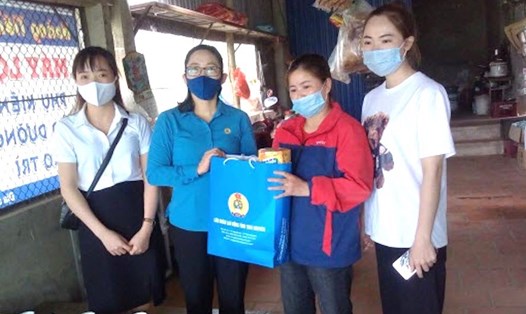 Bà Hoàng Thu Hằng - Phó Chủ tịch Thường trực LĐLĐ tỉnh Thái Nguyên (thứ 2 từ trái sang) trao quà hỗ trợ cho đoàn viên khó khăn do COVID-19. Ảnh: CĐTN