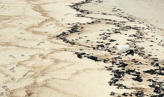 Dầu loang dạt vào bờ biển Quảng Bình. Ảnh: CTV