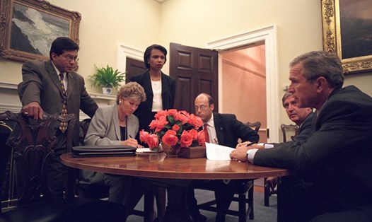 Tổng thống George W.Bush họp bàn với các cố vấn sau khi trở về Nhà Trắng ngày 11.9.2001. Ảnh: George W.Bush Library