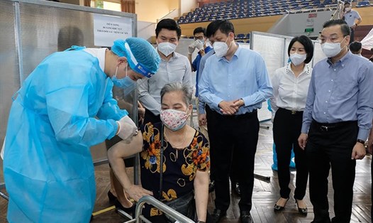 Đoàn công tác do Bộ trưởng Bộ Y tế dẫn đầu, kiểm tra công tác tiêm chủng vaccine COVID-19 ở Hà Nội. Ảnh: Bộ Y tế