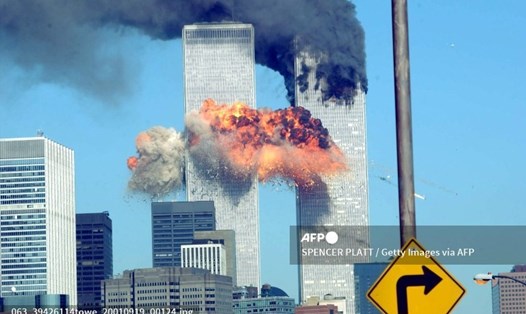 Vụ nổ kinh hoàng do máy bay gây ra làm rung chuyển Trung tâm Thương mại Thế giới trong cuộc tấn công khủng bố 11.9.2001. Ảnh: AFP