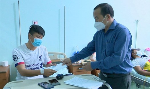 Chủ tịch UBND thành phố Gia Nghĩa thăm cán bộ Đội trật tự cảnh quan đô thị đang điều trị tại bệnh viện. Ảnh:NDCC