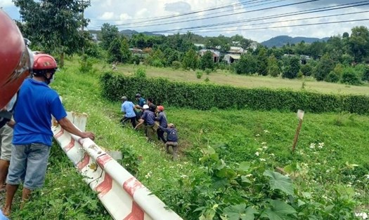 Người dân phát hiện sự việc 2 người bị điện giật ở huyện Đạ Oai, tỉnh Lâm Đồng. Ảnh: NDCC