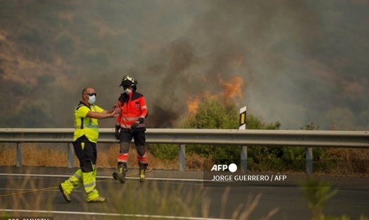 Lực lượng cứu hỏa tại địa điểm xảy ra đám cháy. Ảnh: AFP